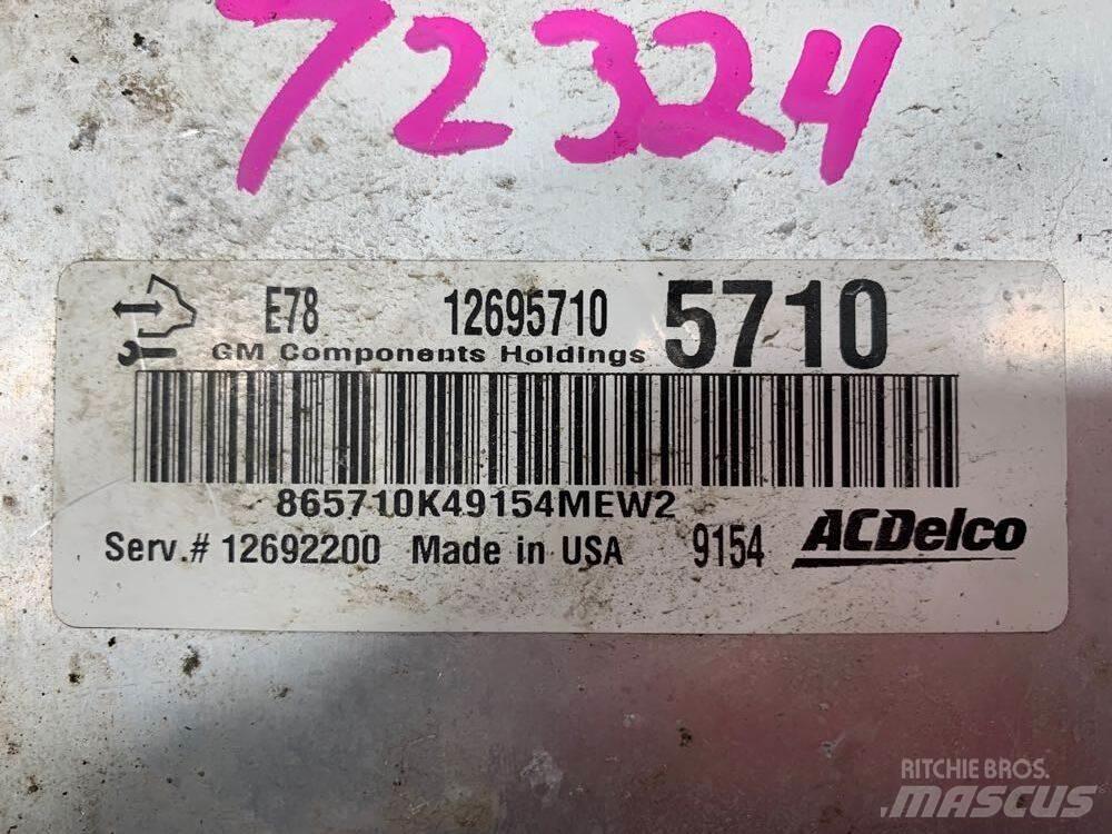 Isuzu NPR Vezetőfülke és belső tartozékok