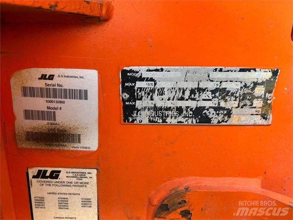 JLG E300AJ Karos emelők
