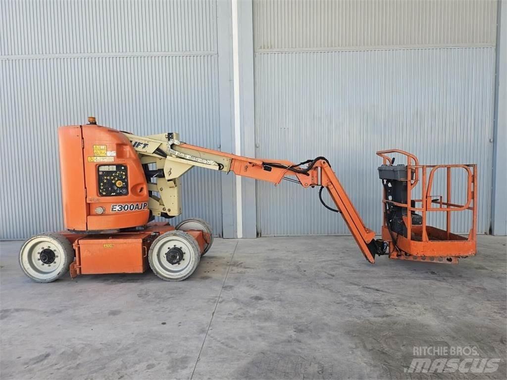 JLG E300AJP Karos emelők
