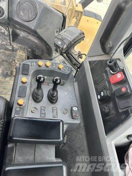CAT 966M XE Gumikerekes homlokrakodók