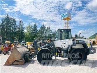 Komatsu WA250PZ-6 Gumikerekes homlokrakodók