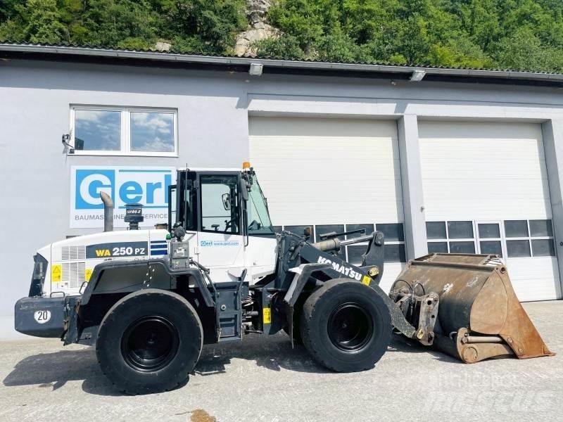 Komatsu WA250PZ-6 Gumikerekes homlokrakodók