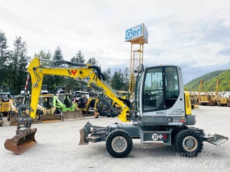 Neuson EW65 Gumikerekes kotrók