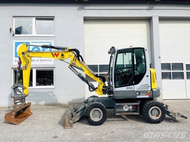 Neuson EW65 Gumikerekes kotrók