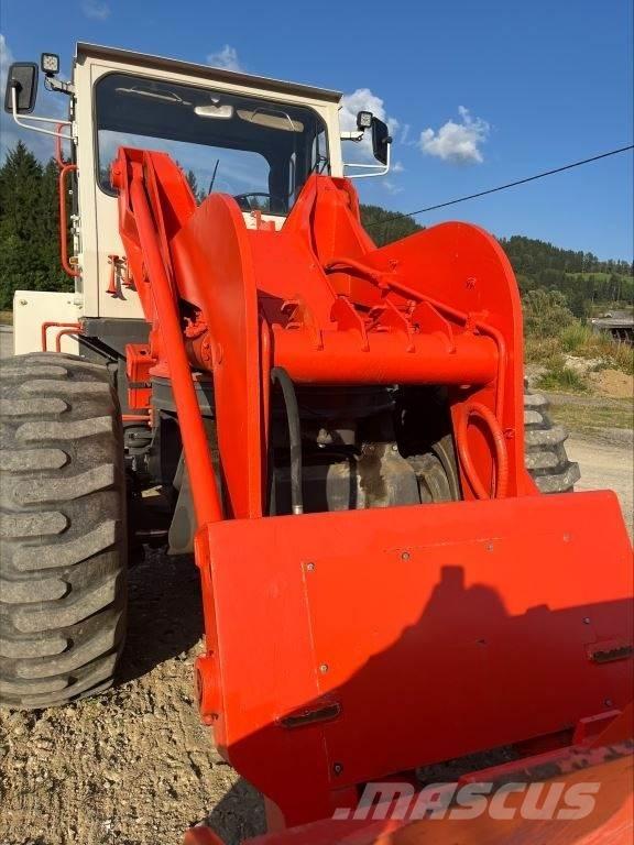 Sandvik Tross 130 Gumikerekes homlokrakodók