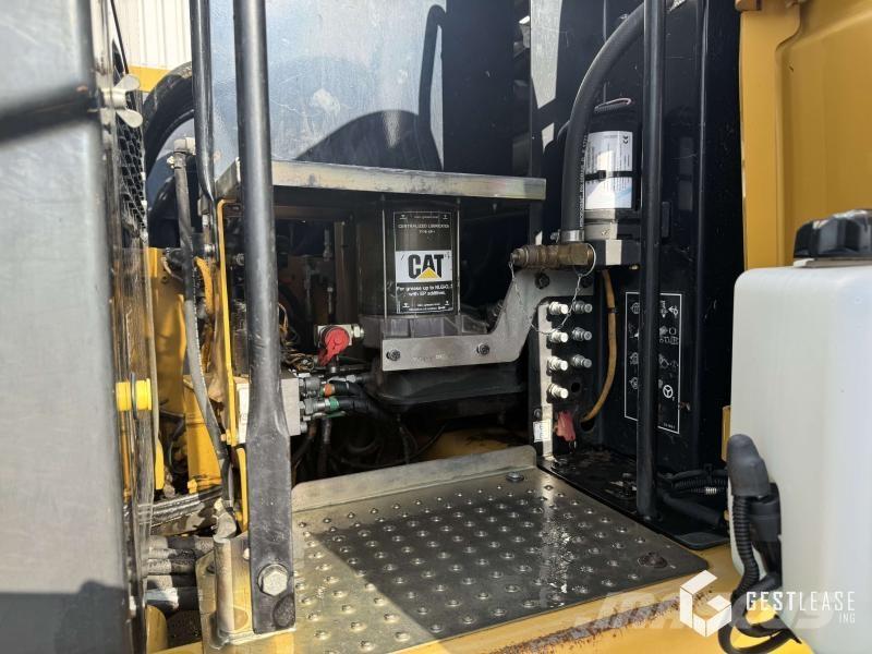 CAT M313D Gumikerekes kotrók