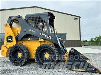 John Deere 318G Kompaktrakodók