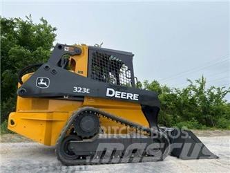 John Deere 323E Kompaktrakodók