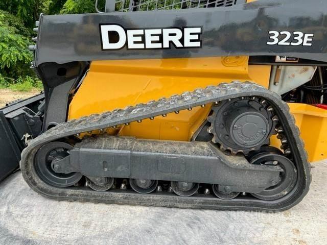 John Deere 323E Kompaktrakodók