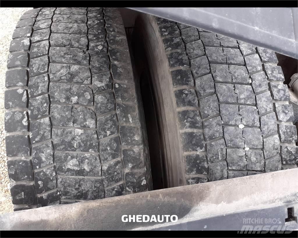 Iveco AS440S48 Dobozos teherautók