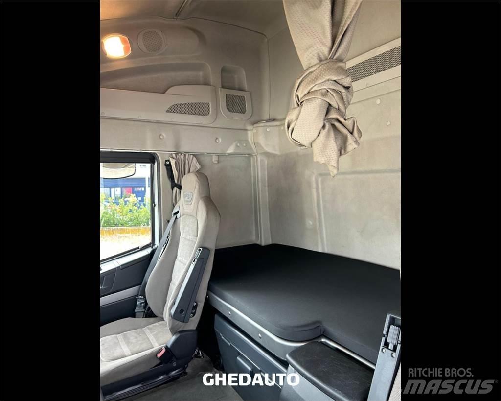 Iveco AS440S48 Dobozos teherautók