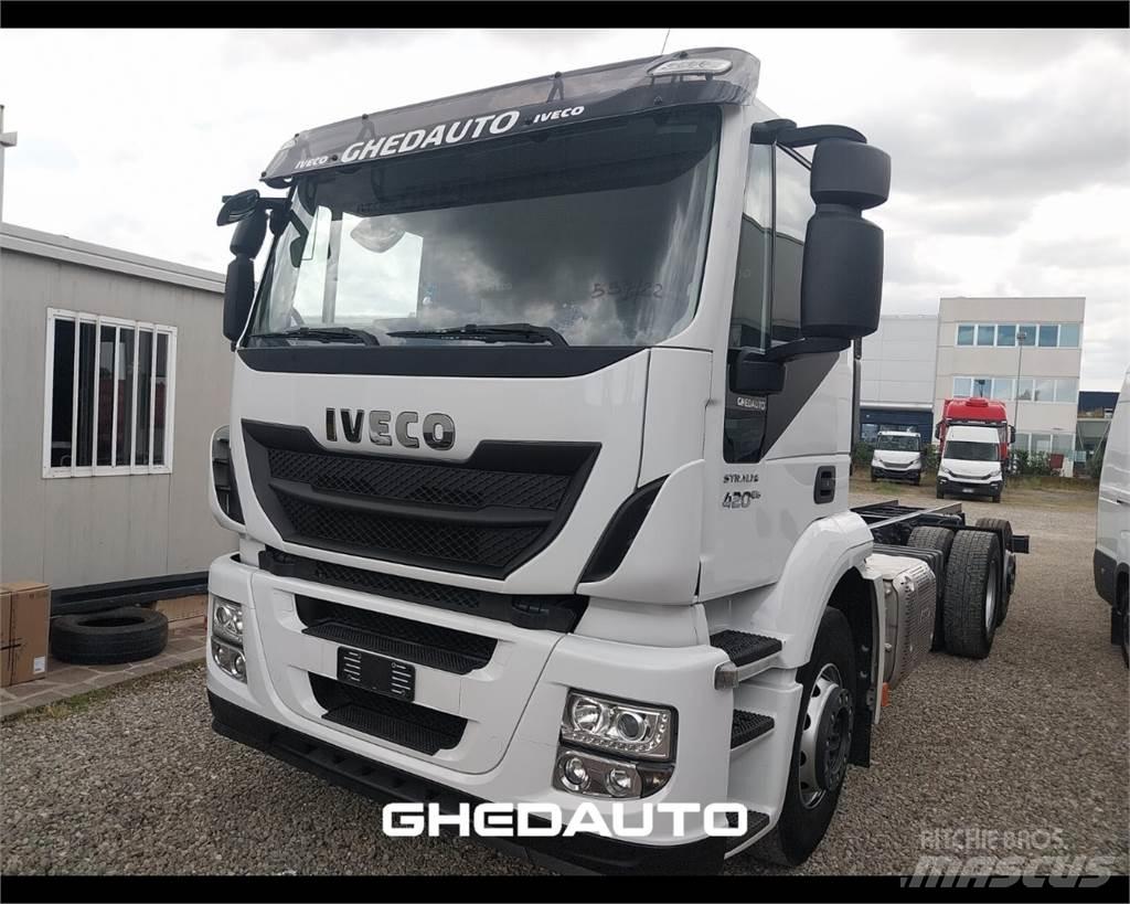 Iveco AT260S40Y/PS Dobozos teherautók