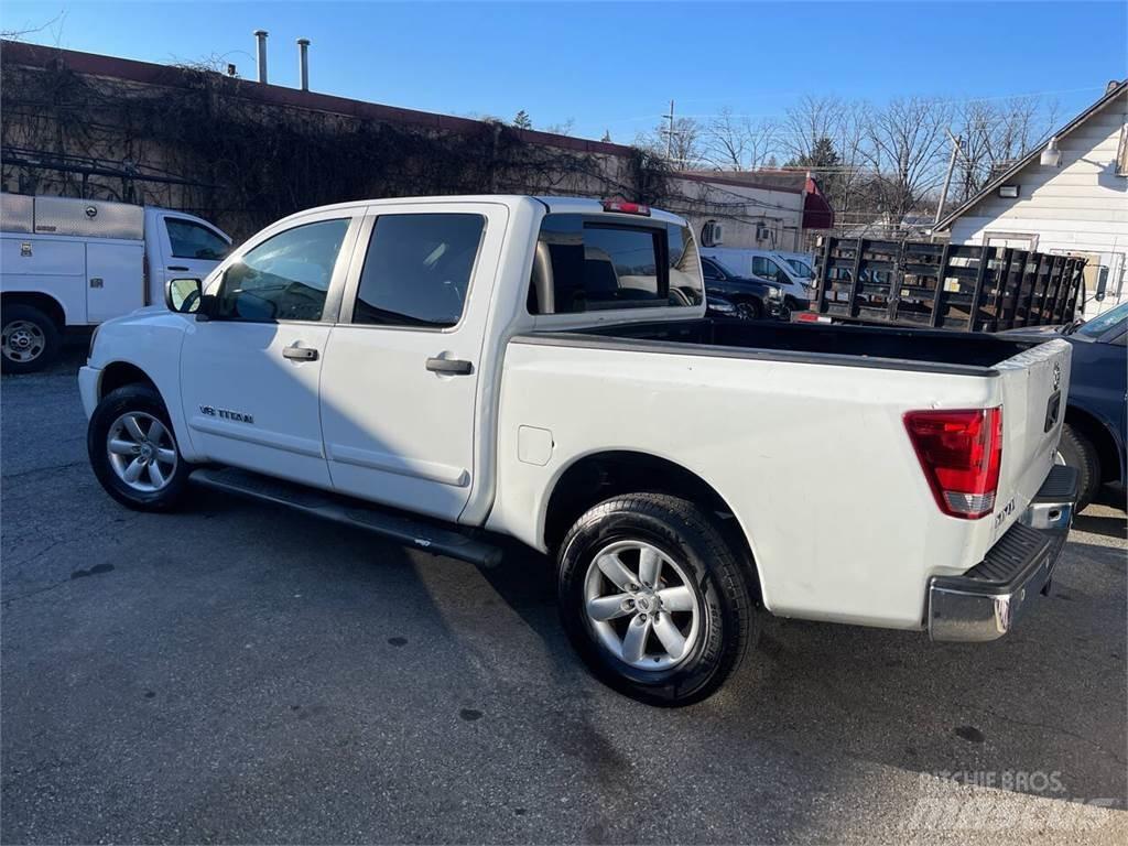 Nissan Titan Kis teherszállító/Platós kocsi