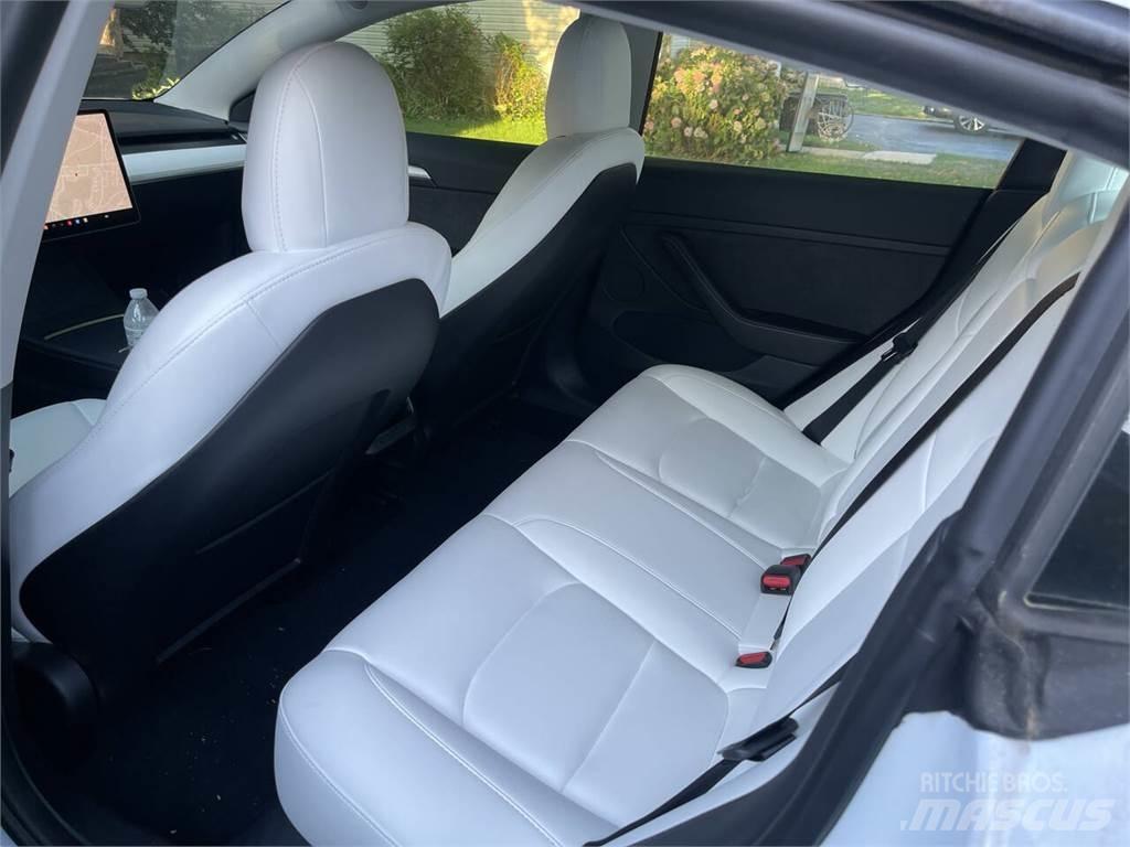 Tesla Model 3 Kistehergépjárművek