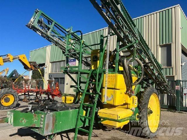 John Deere 824 SE Vontatott trágyaszórók