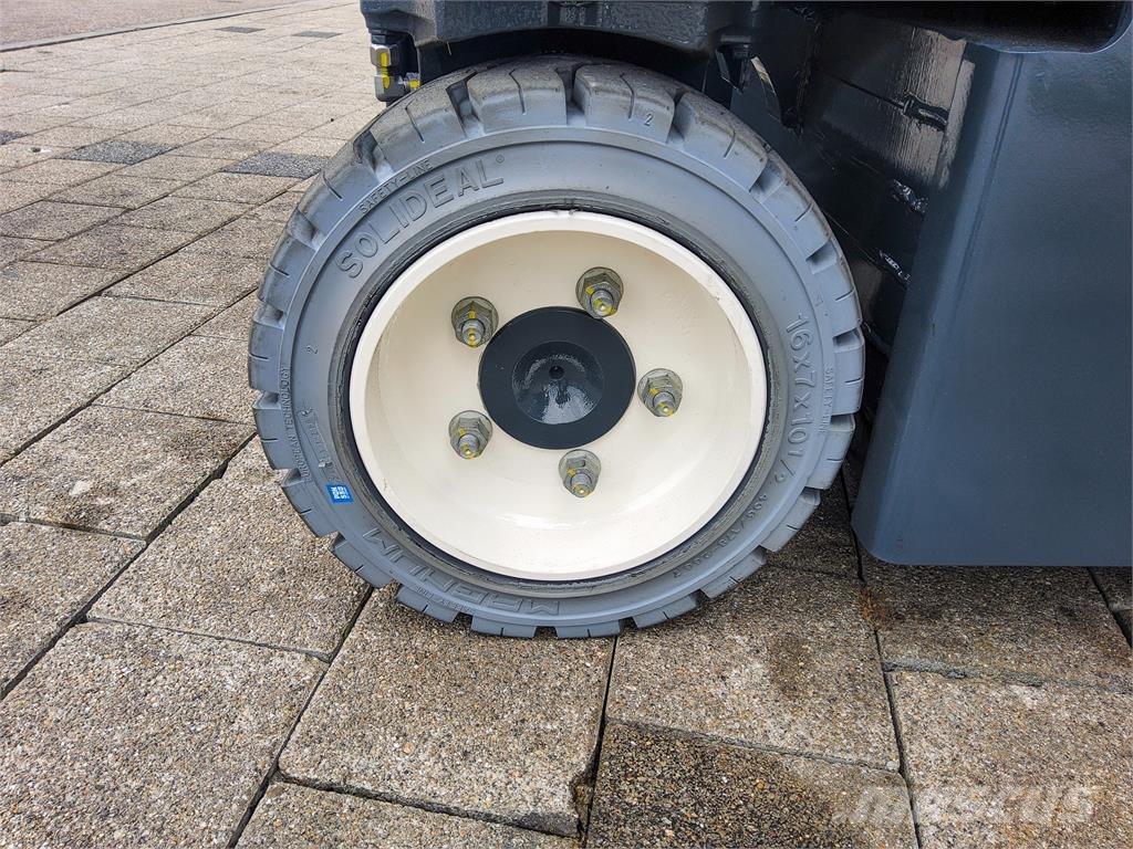 Combilift CBE 3000 Tolóoszlopos négyutas targonca