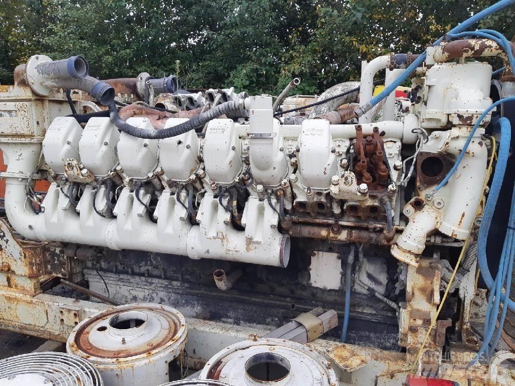 Komatsu 930E Motorok