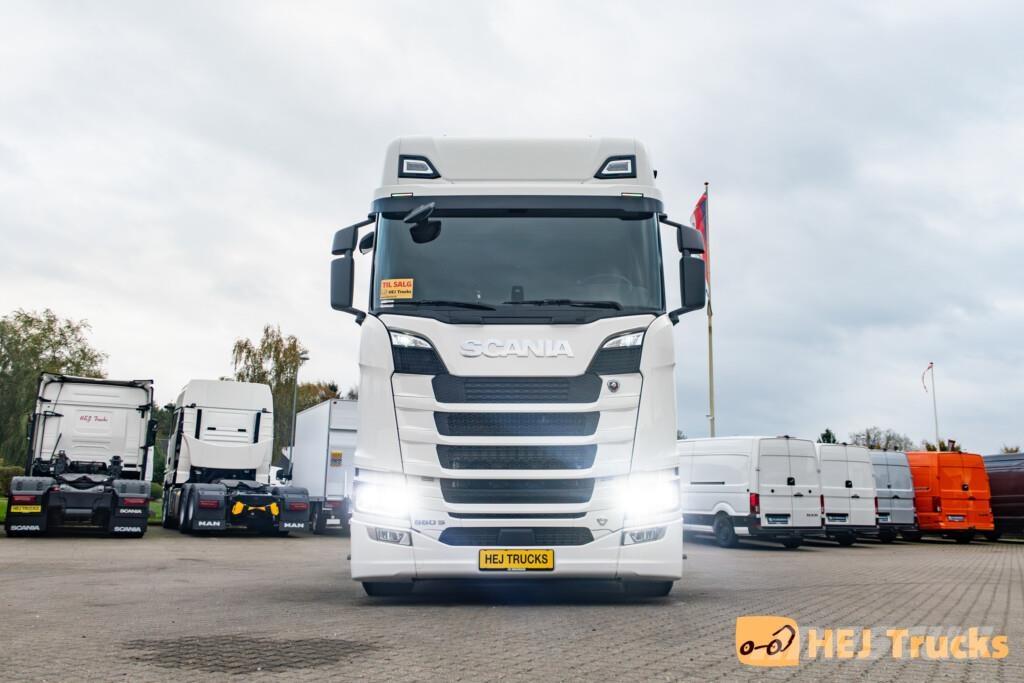 Scania S660 A6x2/4NB Nyergesvontatók