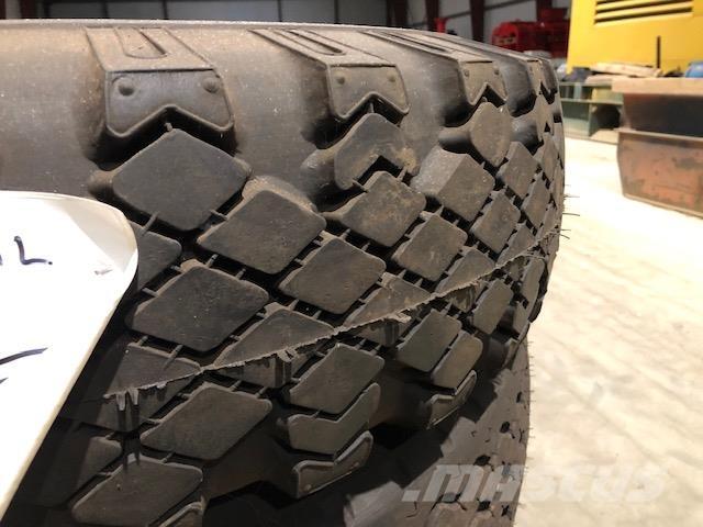  10.00-18 Stomil dæk - 3 stk. Gumiabroncsok, kerekek és felnik