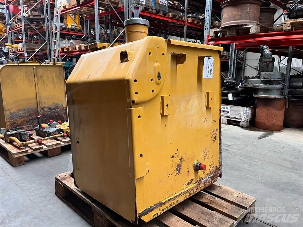 CAT 323D brændstoftank Egyéb alkatrészek