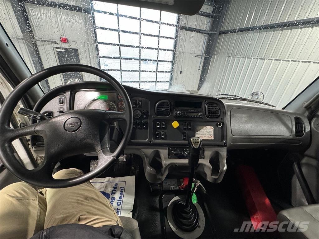 Freightliner M2 106 Billenő teherautók
