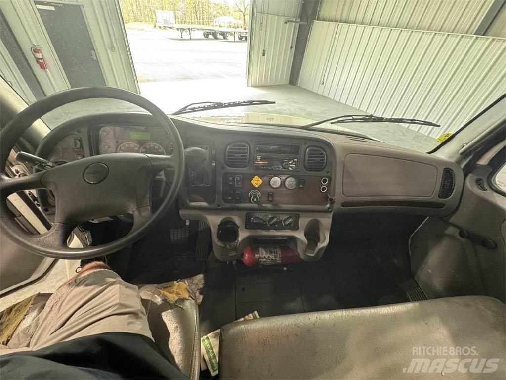 Freightliner M2 106 Platós / Ponyvás teherautók