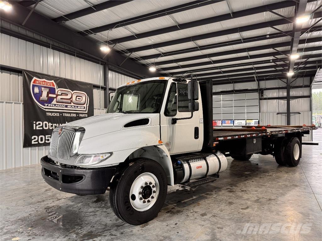 International 4300 Platós / Ponyvás teherautók