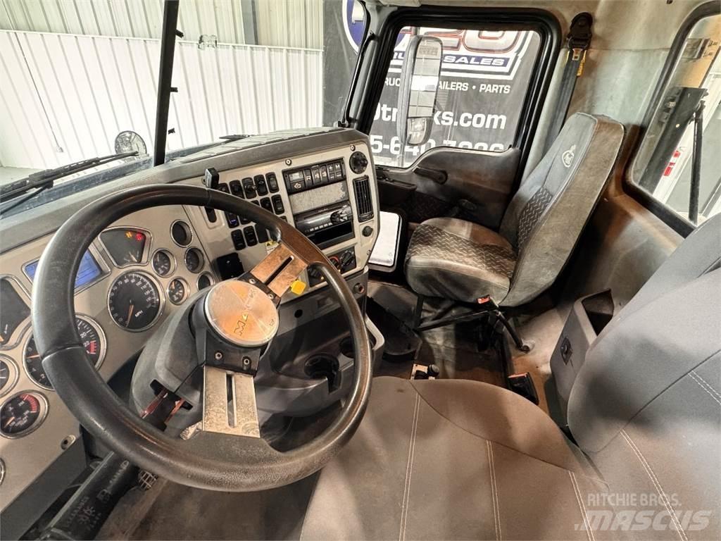 Mack CXU613 Nyergesvontatók