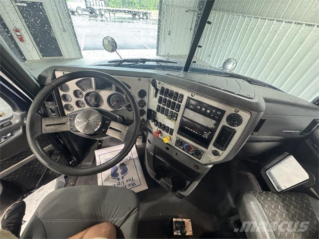 Mack CXU613 Nyergesvontatók