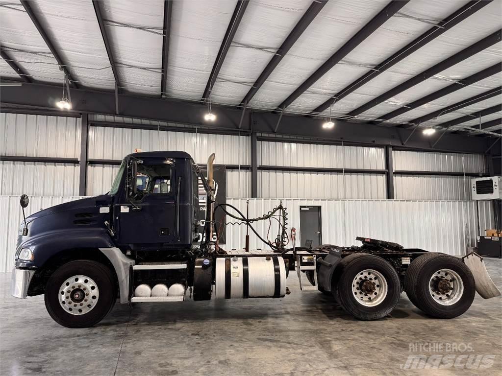 Mack CXU613 Nyergesvontatók