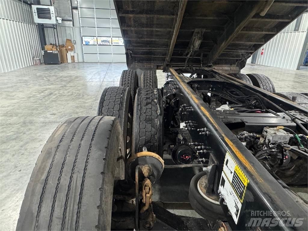 Mack GU433 Billenő teherautók