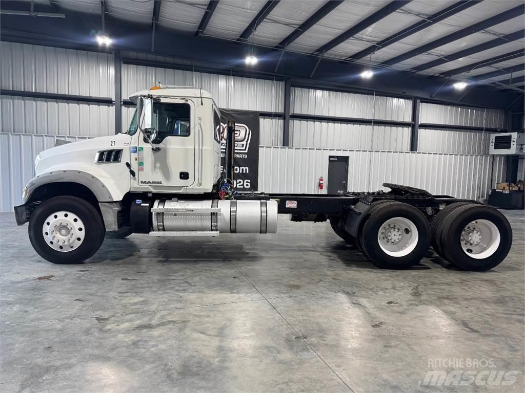 Mack GU713 Nyergesvontatók