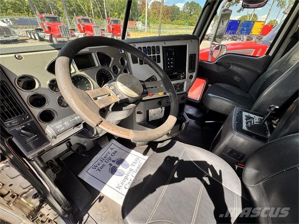Mack GU713 Billenő teherautók