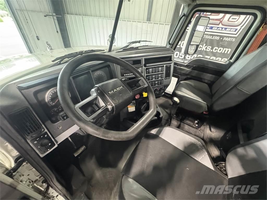 Mack Pinnacle Nyergesvontatók