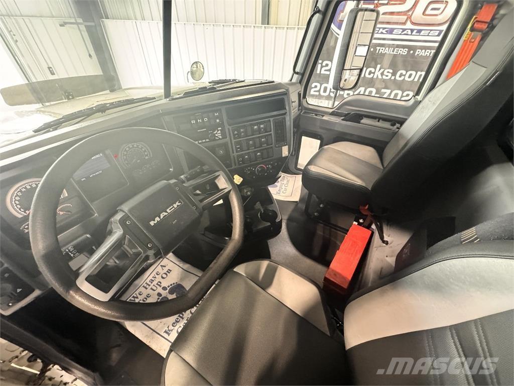 Mack Pinnacle Nyergesvontatók