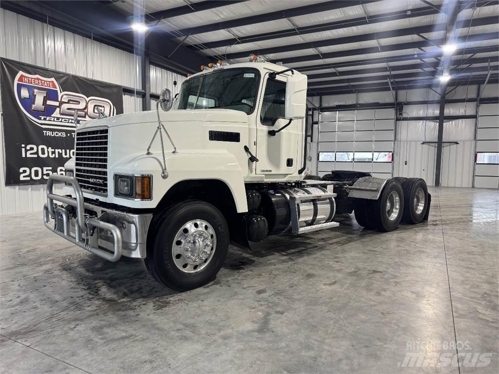 Mack Pinnacle 64T Nyergesvontatók