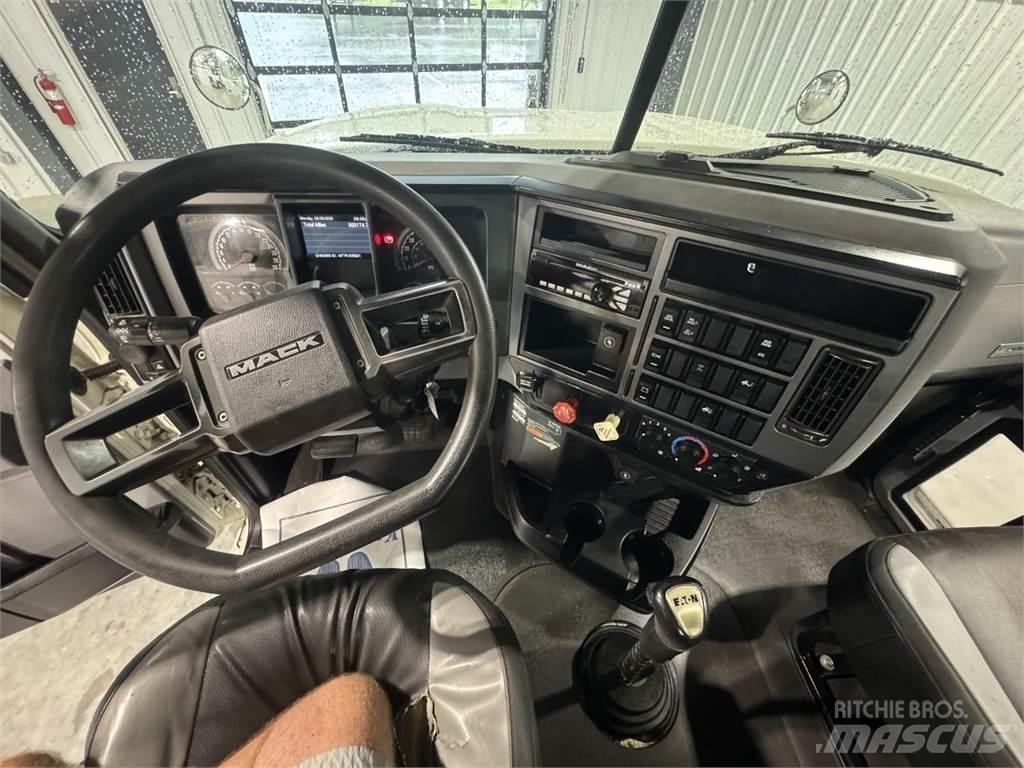 Mack Pinnacle 64T Nyergesvontatók