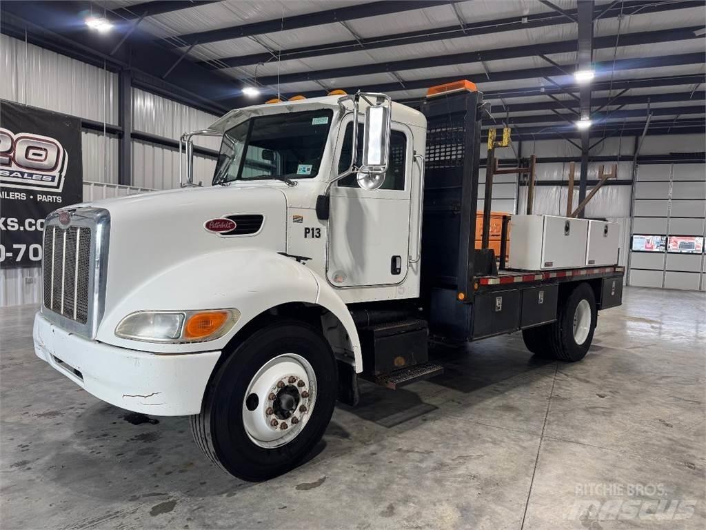 Peterbilt 330 Platós / Ponyvás teherautók