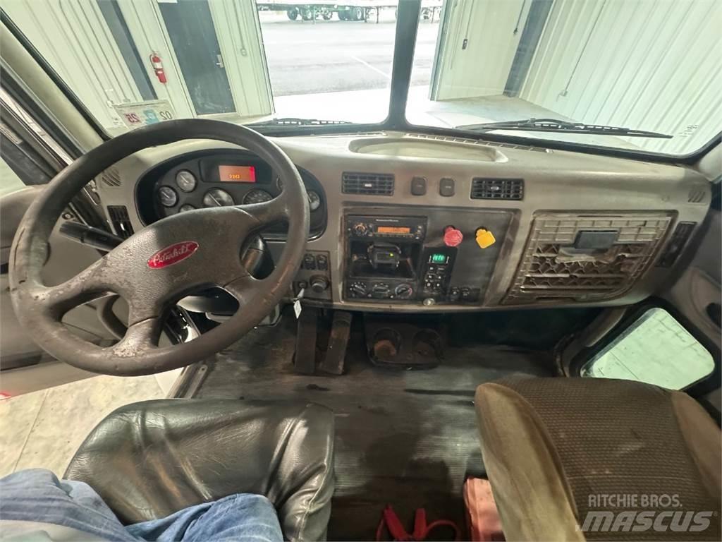 Peterbilt 330 Platós / Ponyvás teherautók