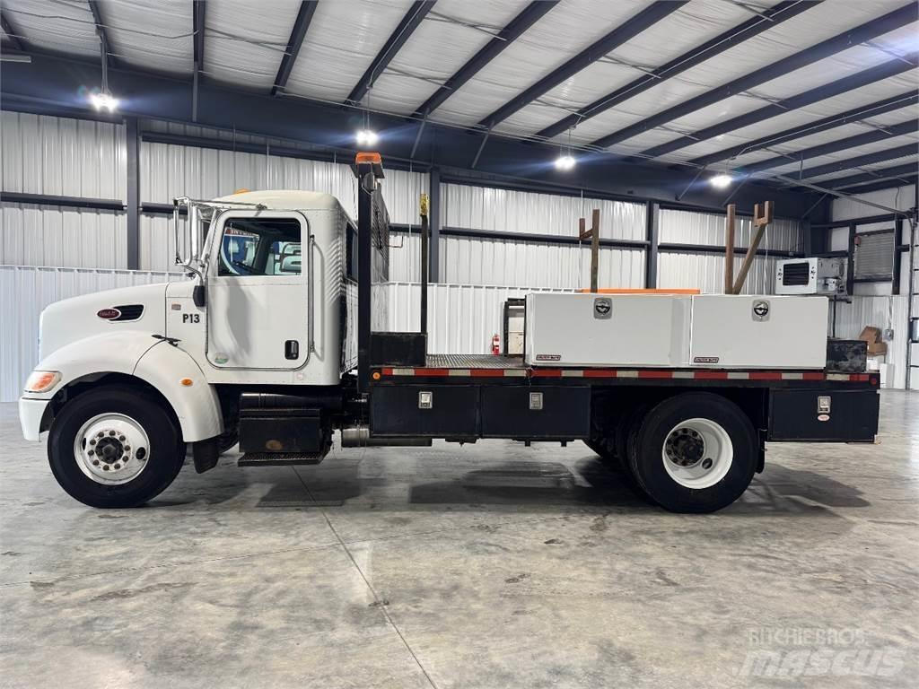 Peterbilt 330 Platós / Ponyvás teherautók