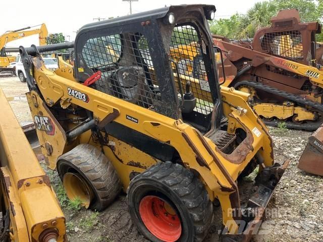 CAT 242D3 Kompaktrakodók