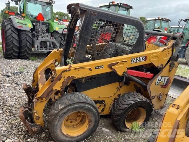 CAT 242D3 Kompaktrakodók