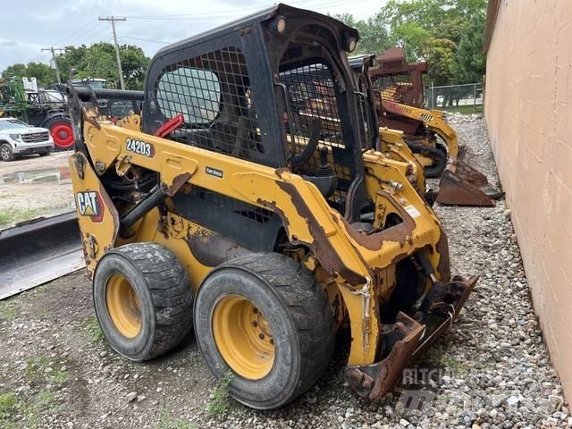 CAT 242D3 Kompaktrakodók