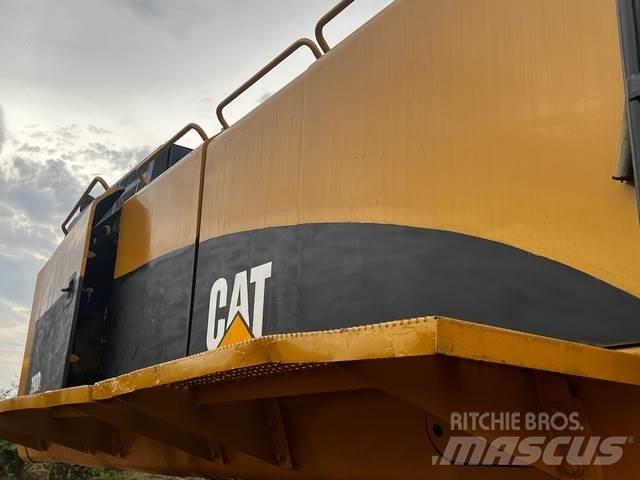 CAT 390DL Lánctalpas kotrók