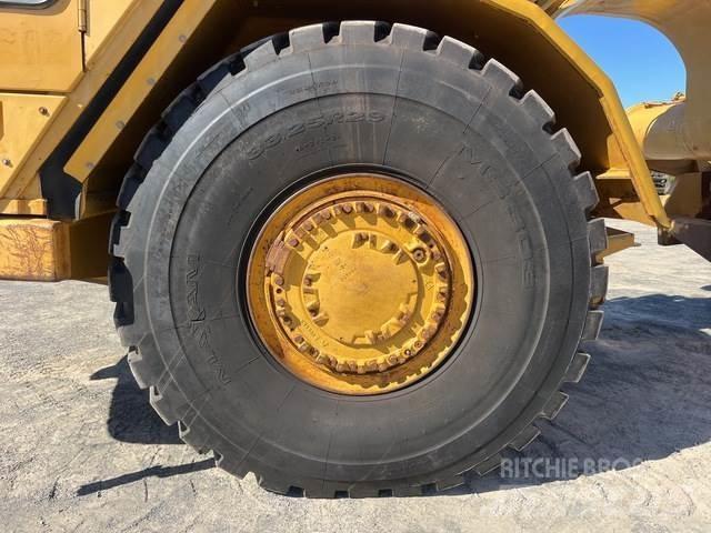 CAT 621G Földnyesők (szkréperek)