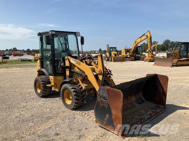 CAT 903D Gumikerekes homlokrakodók
