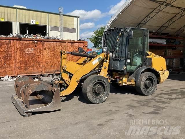 CAT 906H Gumikerekes homlokrakodók