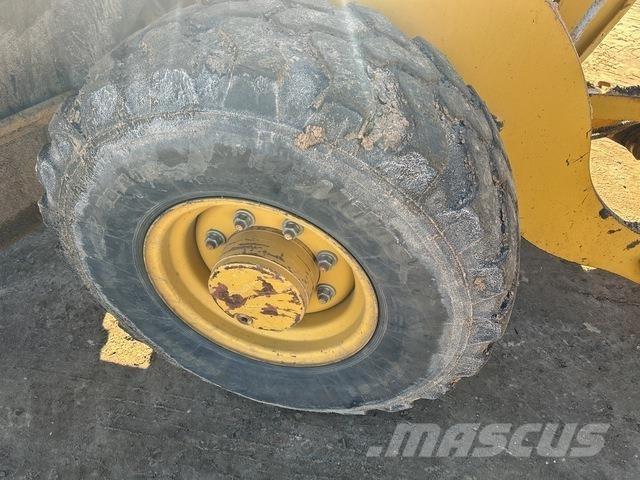 CAT 906H Gumikerekes homlokrakodók