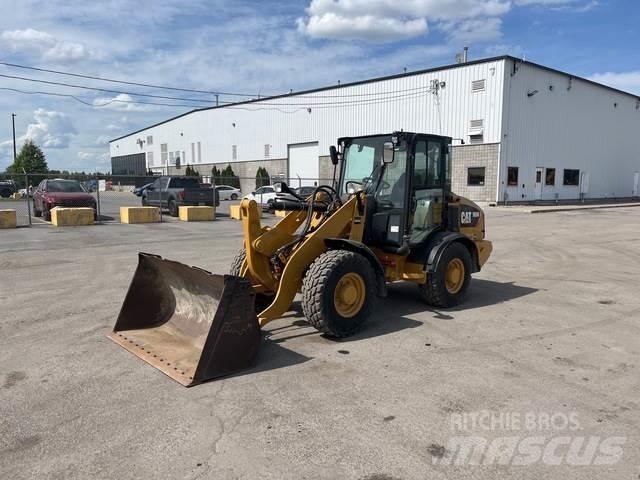CAT 906M Gumikerekes homlokrakodók