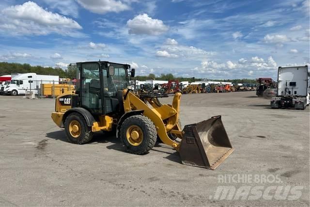 CAT 906M Gumikerekes homlokrakodók